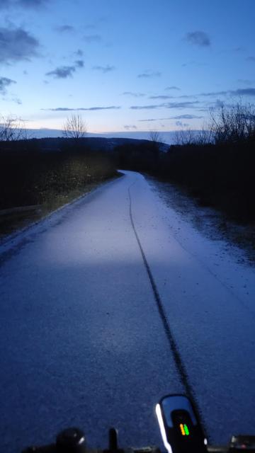 Vereister Weg mit Radspur.