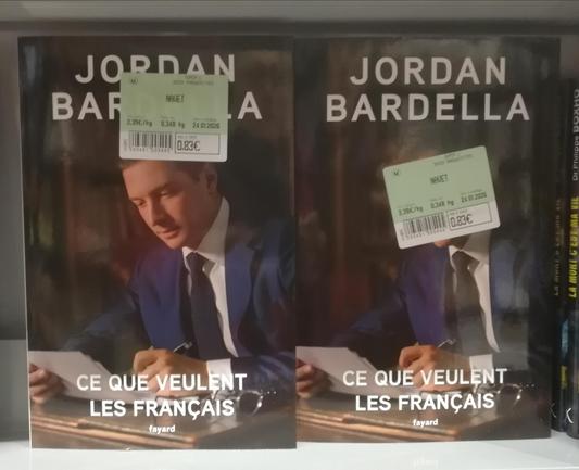 Étiquettes de pesée de navet collé sur les livres de Jordan Bardella