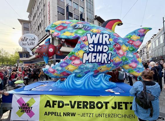 Tilly Fisch Figur mit Plakat AFD-Verbot jetzt.