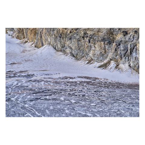 Photo d'un paysage glaciaire de haute montagne.
La partie basse de l'image est occupée par un glacier relativement crevassé. La glace grisâtre au premier plan évolue doucement vers la neige à mesure que l'on se rapproche de la falaise sur la partie haute de l'image. La falaise est dans les tons ocres avec des nuances plus grises. La jonction neige/falaise remonte en diagonale vers le coin supérieur gauche.
La photo est dépourvue de ciel.
-
Photo of a high-mountain glacial landscape.
The lower part of the image is dominated by a glacier with numerous crevasses. The grayish ice in the foreground gradually transitions into snow as one moves toward the cliff at the top of the image. The cliff is in shades of ochre with grayer tones. The snow-cliff boundary runs diagonally upward toward the upper left corner.
The photo does not include the sky.