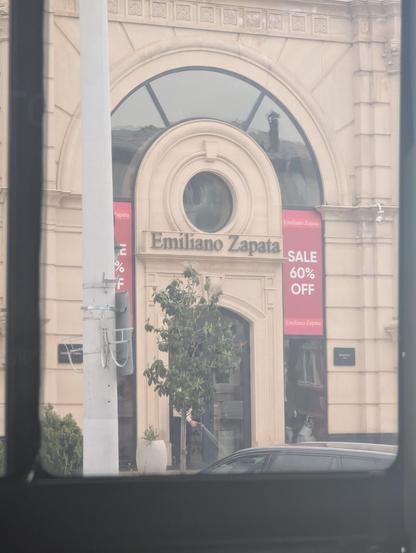 Une enseigne de magasin à l'apparence luxueuse, avec le nom de l'enseigne en grandes lettres "Emiliano Zapata"