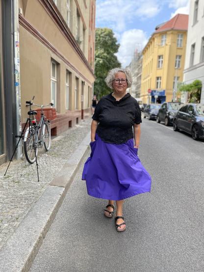 Meike geht auf die Betrachterin zu