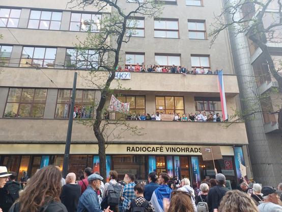 Budova českého rozhlasu se zaměstnanci na balkónech