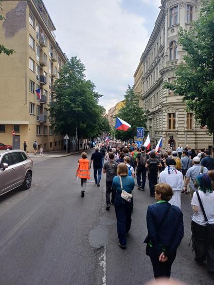 Pochod v jedné z ulic