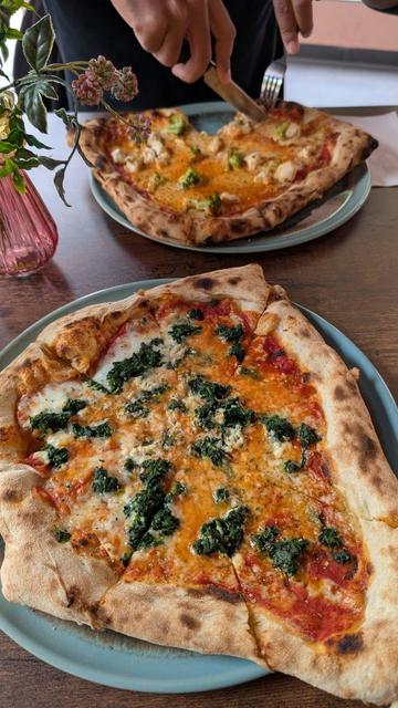 zwei Pizzen