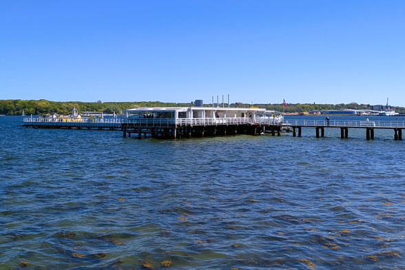 Die Kieler Förde mit der Seebar, einem Restaurant mit Badestelle auf dem  Wasser.