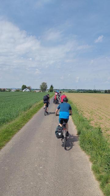10 Radler auf einem Radweg zwischen Butzbach und Frankfurt.