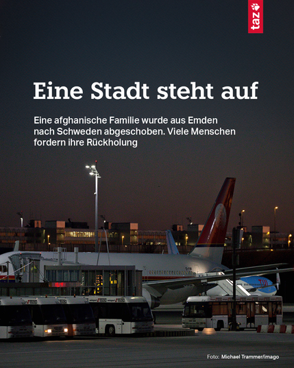 Das Bild zeigt eine nächtliche Aufnahme eines Flughafenvorfelds. Im Vordergrund sind mehrere weiße Losch-Vorfeldbusse geparkt, dahinter die Heckflosse eines Passagierflugzeugs. Darüber steht die Schlagzeile: "Eine Stadt steht auf". Im Untertitel heißt es: "Eine afghanische Familie wurde aus Emden nach Schweden abgeschoben. Viele Menschen fordern ihre Rückholung".