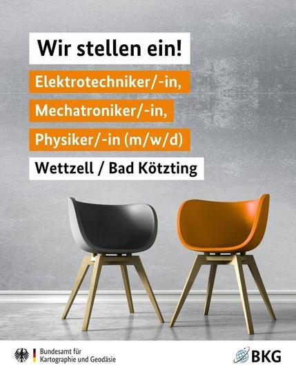 Grafik mit grauem Hintergrund und zwei modernen Stühlen – links schwarz, rechts orange – auf hellem Boden. Darüber steht in großen Textfeldern: „Wir stellen ein! Elektrotechniker/-in, Mechatroniker/-in, Physiker/-in (m/w/d) Wettzell / Bad Kötzting“. Unten links ist das Logo des Bundesamts für Kartographie und Geodäsie, unten rechts das BKG-Logo zu sehen.