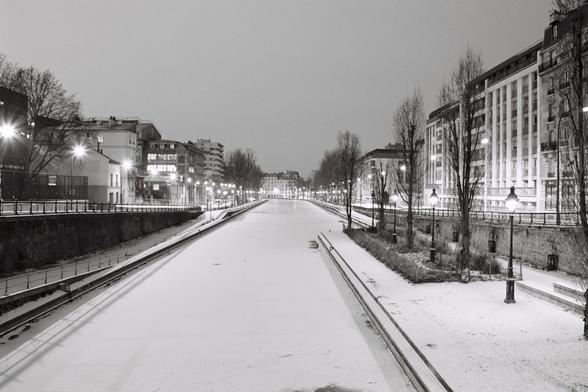 Paris février 2012
Le matin vers 7h.il faut encore nuit.
Au dessus du pont valmy on voit le canal saint martin vue côté sud gelé avec une couche de neige dessus.