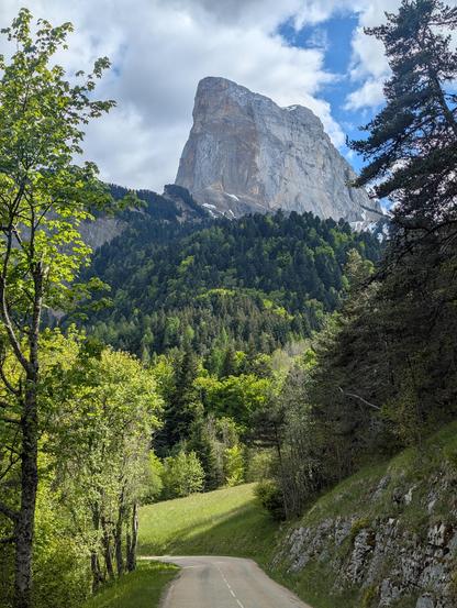 La route du col de l'Allimas. En arrière-plan, le "mont innacessible" - ou mont Aiguille.
