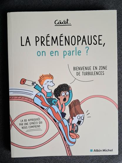 Couverture de la bédé "La préménopause, on en parle ?" de Cäät. Mentions sur la couverture :  "bienvenue en zone de turbulences", "La bd approuvée par une gynécologue qui nous comprend".