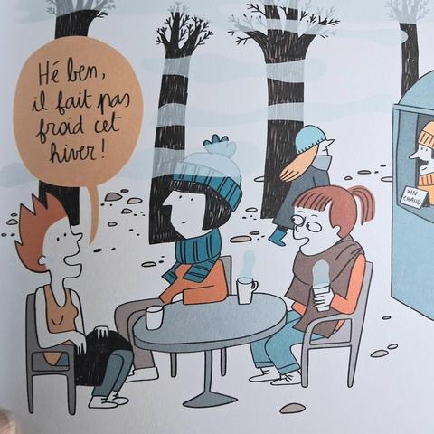 Extrait de la bédé : trois femmes prennent un café à une terrasse en plein hiver. Les deux premières sont chaudement emmitouflées, tandis que la troisième, en débardeur, s'exclame "Hé ben, il fait pas froid cet hiver !"