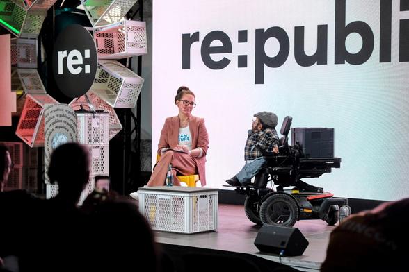 Raul Krauthausen und Katja Diehl auf der Bühne der republica.