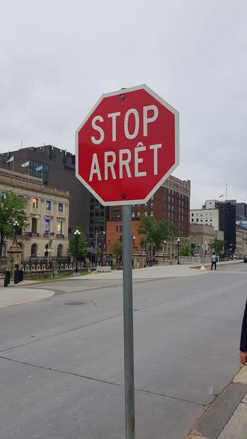 Panneau stop à Ottawa.
Marqué Arret et Stop.
Au cas où ...