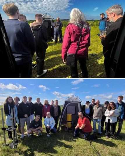 Collage aus zwei Fotos eines Treffens im Freien auf einer Wiese bei sonnigem Wetter.

Oben: Eine Gruppe von Menschen steht im Halbkreis um eine Person, die neben einem kleinen Zelt etwas erklärt.

Unten: Gruppenfoto mit mehreren Personen vor demselben Zeltaufbau auf einer Wiese. Einige stehen, andere knien. Links im Bild ist technisches Equipment zu sehen. Der Himmel ist blau mit vereinzelten Wolken.