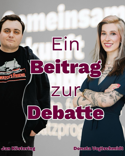 Das Bild zeigt zwei Personen vor einem unscharfen Hintergrund. In der Mitte steht groß der Text „Ein Beitrag zur Debatte“, unten sind die Namen „Jan Köstering“ und „Donata Vogtschmidt“ eingeblendet.