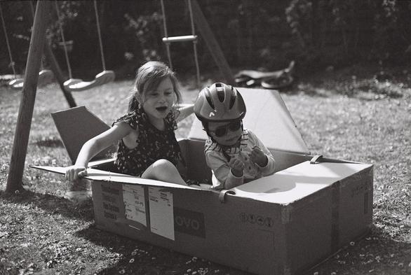 Deux enfants dans un vaisseau spacial .... en carton.