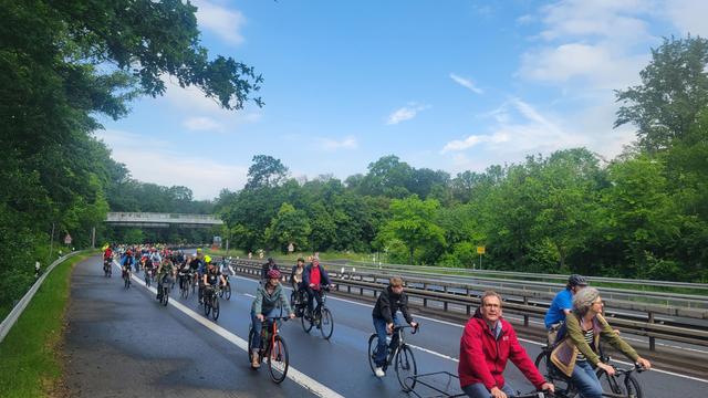 Der Messeschnellweg in Hannover ist voll mit Radlern
