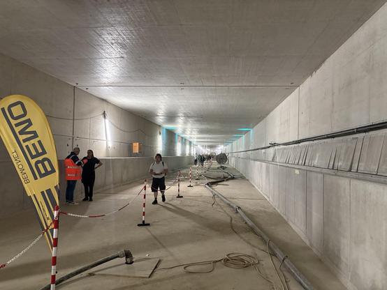 Der noch leere Tunnel zwischen Stoltenstraße und Horner Geest. Die linke Seite ist geräumt für Besuchende, während der rechte Bereich abgesperrt ist und mit Kabeln und Gerätschaften bedeckt ist.