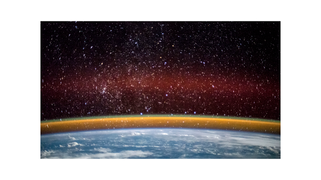 Atmosphärisches Luftleuchten

Die Erde ist umgeben von verschiedenen Schichten, die von selber leuchten, dem sogenannten Airglow. Die hellste Leuchterscheinung stammt vom angeregten Hydroxyl-Molekül, einer Verbindung aus Sauerstoff und Wasserstoff (OH). Der OH-Airglow ist hier in Gelb zu erkennen und umfasst einen Höhenbereich von rund 80 bis 100 Kilometer. Die Grafik zeigt auch die Lichtemissionen der angeregten Sauerstoff-Atome am Rand des Weltraums (grün) sowie in Weltraumhöhe von 200 bis 300 Kilometer (rot).

Bildcredit: NASA