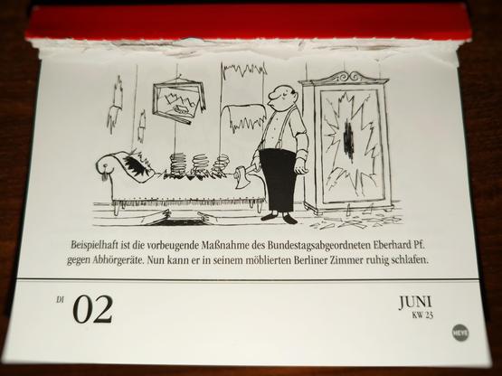 Schwarzweiß-Cartoon von Loriot: Zu sehen ist ein Mann in seinem Wohnzimmer, der mit einer Axt alles kurz und klein geschlagen hat. Darunter ein Text: „Beispielhaft ist die vorbeugende Maßnahmen des Bundestagsabgeordneten Eberhard gegen Abhörgeräte. Nun kann er in seinem möblierten Berliner Zimmer ruhig schlafen.“