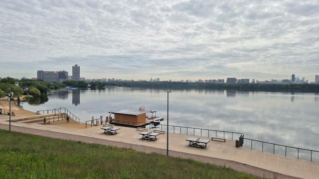 Фото пустого городского пляжа в дымке. Лето всё ещё где-то там, за горизонтом.