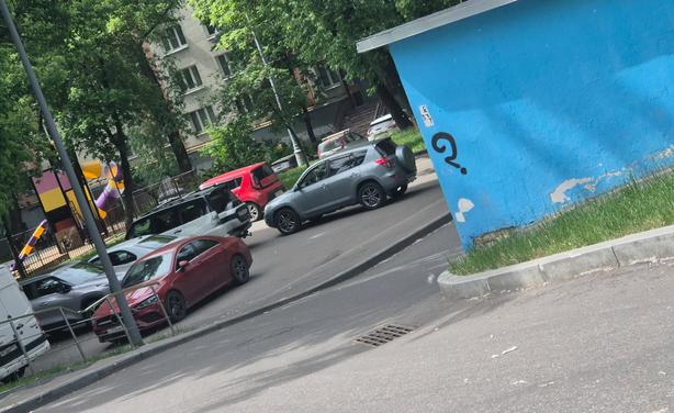Нарочито скошенный вопросительный знак на углу будки у поворота как бы намекает.