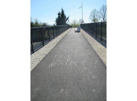 piste cyclable en montée avec écrit à la craie toi aussi tu peux le faire