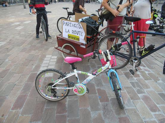 vélorution à metz avec un vélo enfant au premier plan et un vélo avec remorque avec texte partageons la route