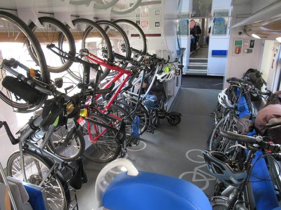 voiture avec emplacements vélos dans un ter, 5 vélos attachés aux crochet et deux posés en face
