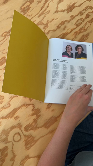 Video, wie jemand durch den Jahresbericht durchblättert.