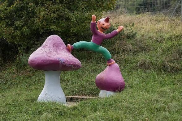 décoration d'enfant qui joue sur 2 champignons