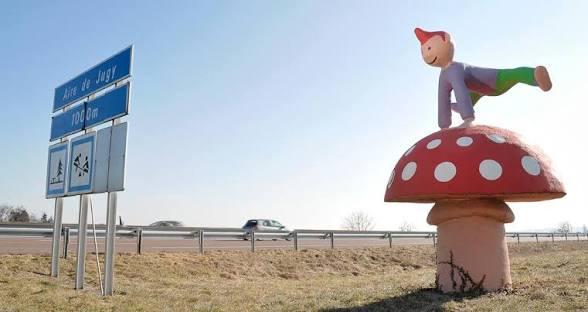 décoration d'enfant sautant par dessus un champignon