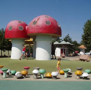 aire d'autoroute avec des grands et petits champignons