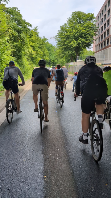 Radfahren bei der Sternfahrt. Ich fahre hinter einem Seifenblasenmobil