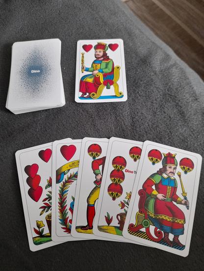 Karty na prší. Srdcová sedma, protihráč bere dvě karty. Srdcové eso, protihráč jedno kolo nehraje. Kulový svršek, mění barvu, v tomto případě na kule. Kulová sedma, protihráč bere dvě karty a poslední karta kulový král zavírá hru se zvoláním PRŠÍ!