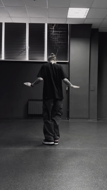 Vidéo en noir et blanc. Une personne danse de manière chaloupée, ses pieds semblent glisser sur le sol.
(source : insta @brukup_smoke)