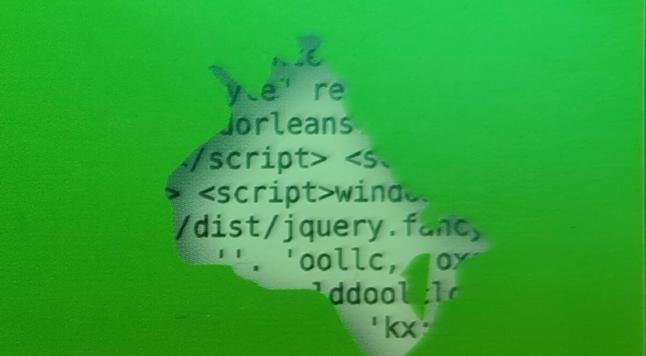 Un recadrage sévère et un peu flou de la plaquette issue de l'école en question. À travers un trou dans un aplat vert, on discerne des lignes de code HTML, notamment une série de balises <script> et le chemin vers la bibliothèque jQuery. (Pas impossible qu'un indice trahissant l'école se soit glissé dans le texte visible ; on distingue les lettres o, r, l, é, a, n, s).
