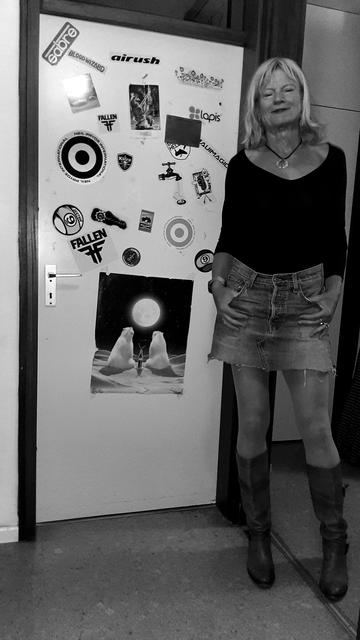 third version, no colours, with less shadow, but nice structure to the skirt, hair and everything. My entire body is still visible