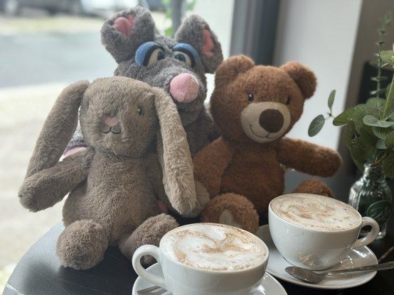 Floppy, Klette und Rico mit 2 Kaffee in Dilos Café