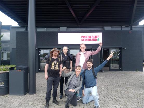 Groepsfoto van 5 mensen waaronder ik, met wie we samen in de auto zaten.