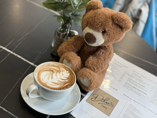 Rico sitzt glücklich vor seinem Kaffee