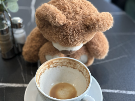 Rico guckt traurig in die leere Tasse