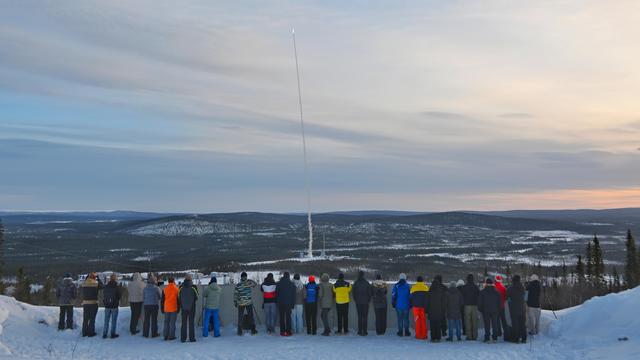 Eine REXUS-Rakete startet vom Raumfahrzentrum Esrange in Schweden

Am 10. und 12. März 2026 sind die beiden Forschungsraketen REXUS 35 und REXUS 36 vom Raumfahrzentrum Esrange in Nordschweden gestartet. REXUS ist das Forschungsprogramm für Studierende der Deutschen Raumfahrtagentur im DLR und der schwedischen Raumfahrtagentur SNSA. Während der Projektzeit durchlaufen die Studierenden den gesamten Lebenszyklus eines Raumfahrtprojekts.

Credit: DLR (CC BY-NC-ND 3.0)