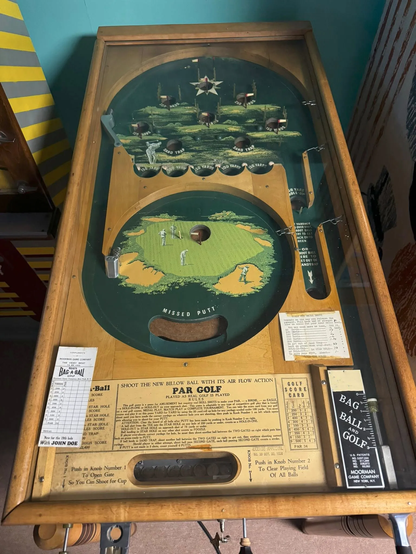 Cabinet of the pinball Par Golf by Moorman Game Co.

https://www.pinrepair.com/prewar/pargolfmoorman.htm