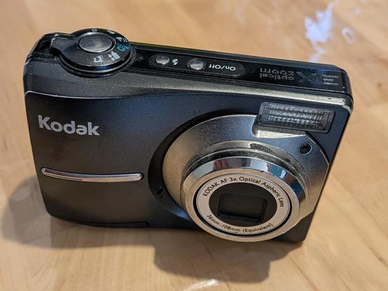 Photo of a Kodak easy share C613 digital camera