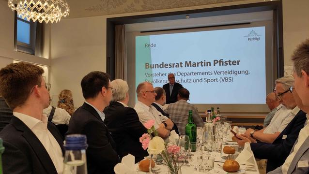 Bundesrat Martin Pfister bei seiner Rede am Parldigi dinner