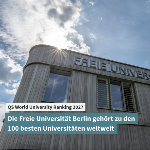 Blick von unten auf das Holzfassaden-Gebäude der Freien Universität Berlin mit dem Schriftzug "FREIE UNIVERS..." vor blauem Himmel mit Wolken und Sonne. Im Vordergrund Textgrafik: "QS World University Ranking 2027 – Die Freie Universität Berlin gehört zu den 100 besten Universitäten weltweit."