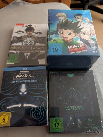 auf dem Bild sind The Legend of Korra (DVD Box der Serie), Avatar - Herr der Elemente (Blu-ray Box der Serie), Hunter x Hunter (Blu-Ray Komplett Box der 2011 Serie) und Angels Egg (Kult OVA als 4K Blu-Ray)
